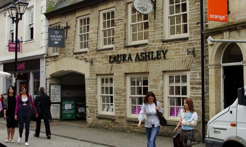 Laura Ashley issues fresh profit warning amid sales slump