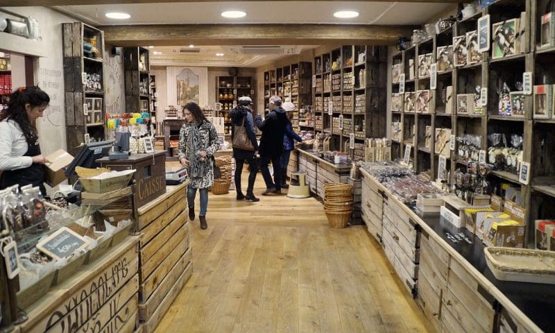 Consumer confidence remains negative in April