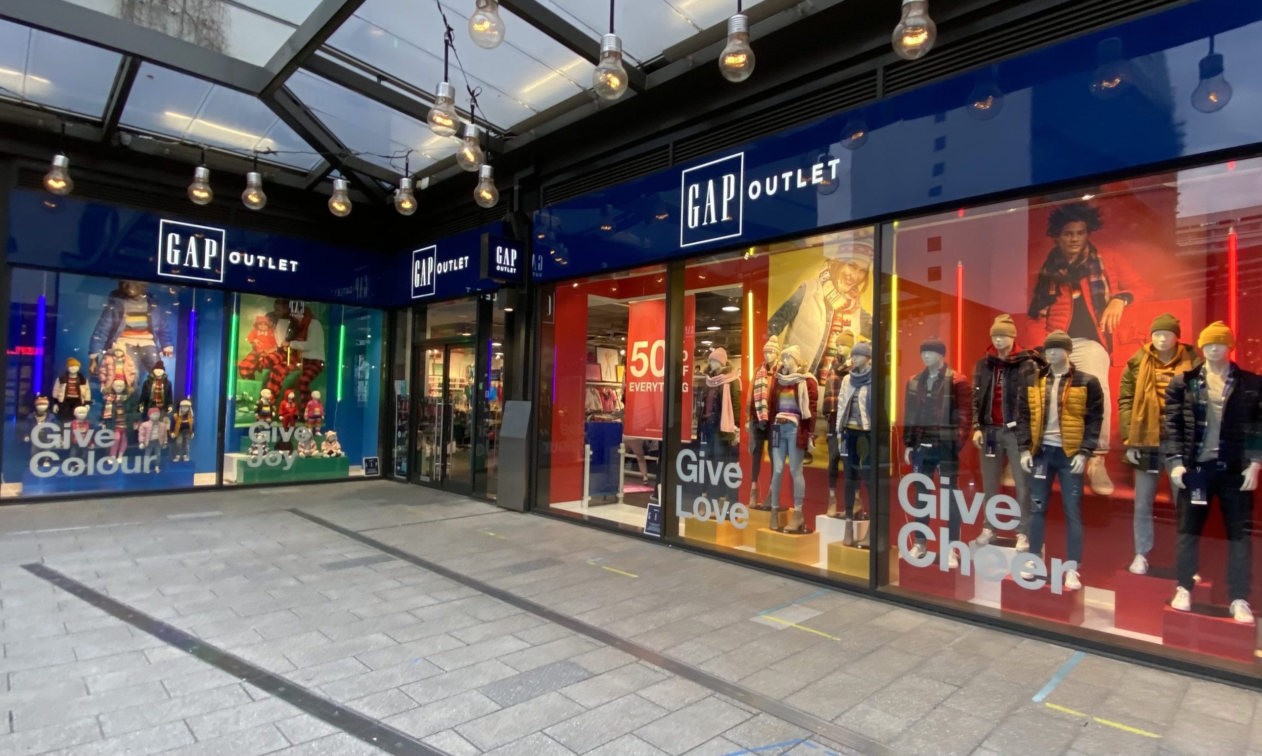 Gap cuts 2021 guidance as supply chain woes dent sales News