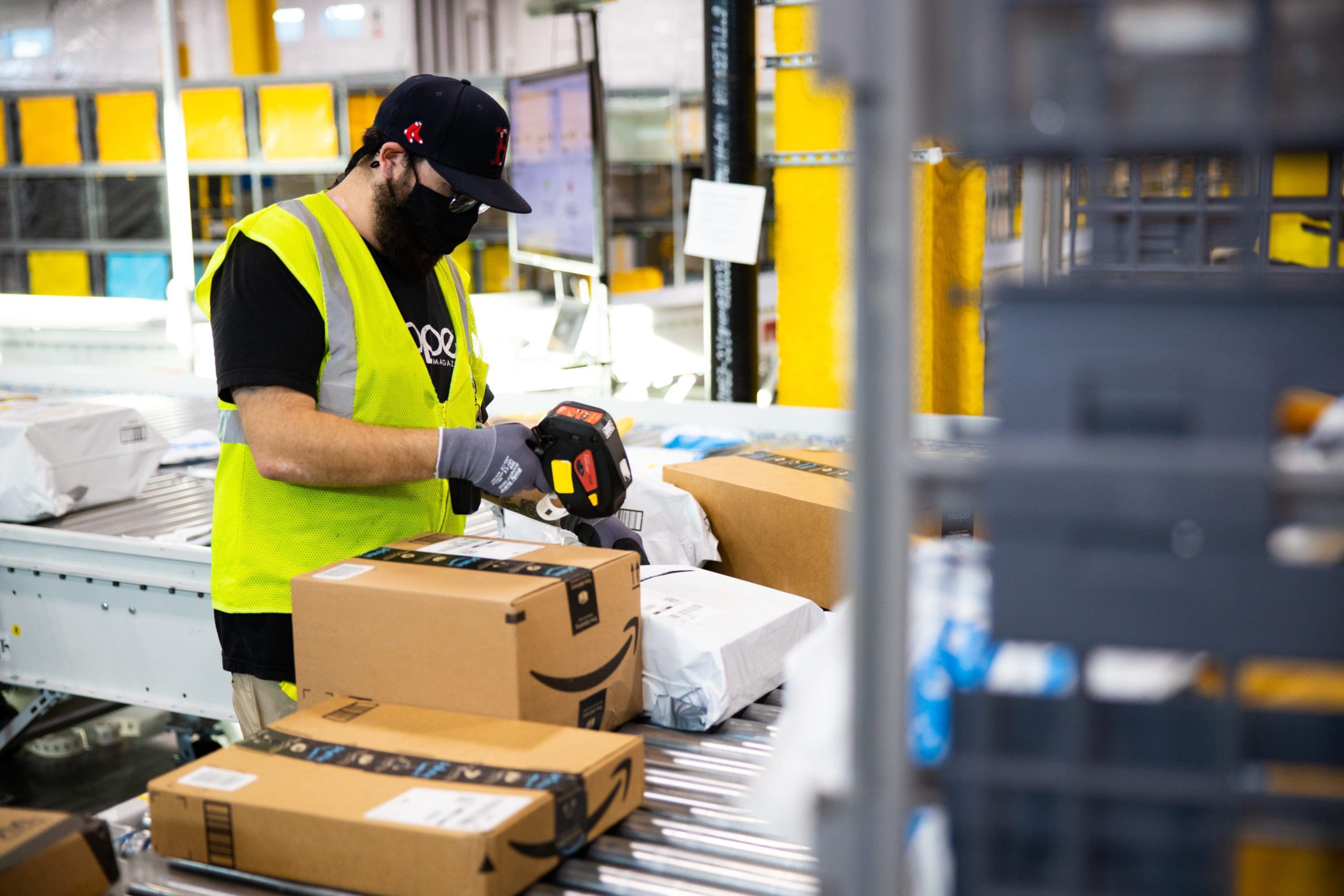 Amazon workers plan further strikes over 35p pay rise