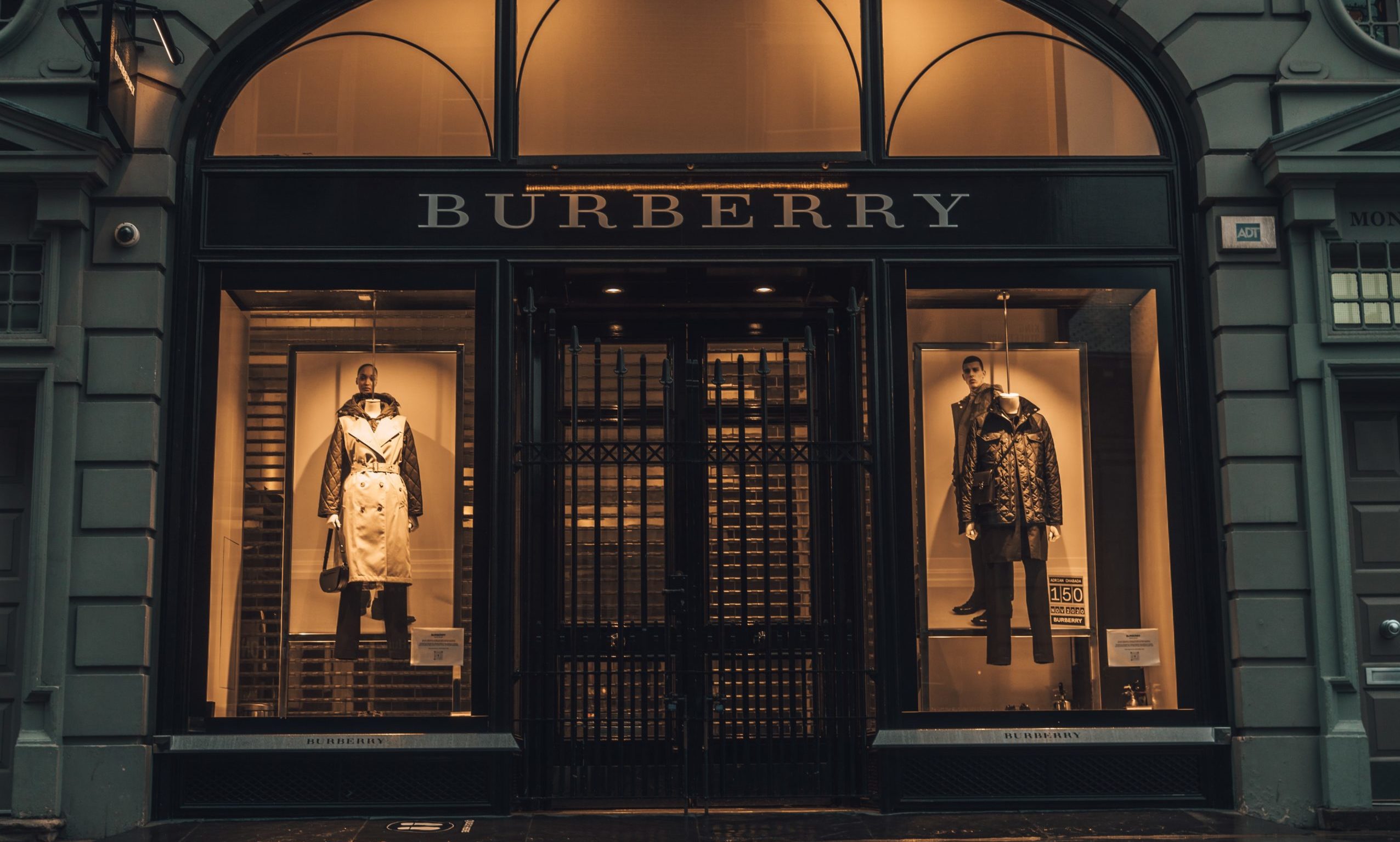 в какой стране находится дом моды burberry. барберри дом моды. бренды сжигают одежду. в какой стране находится дом моды burberry. Burberry store.